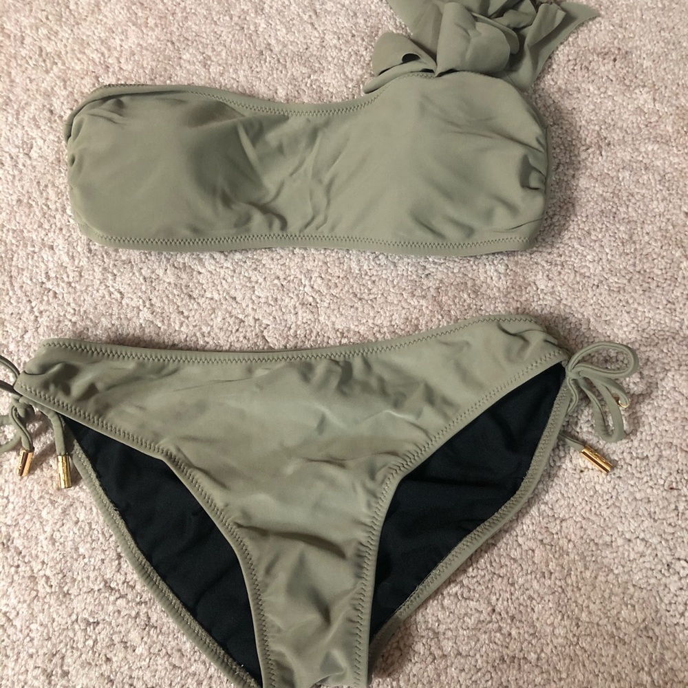 One shoulder ruffle bikini!